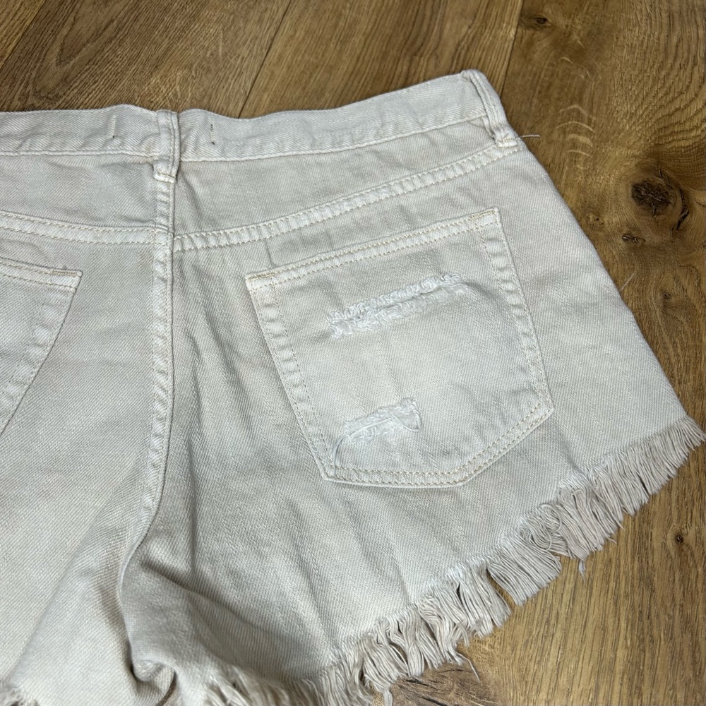 NWT $68 Free People cream distressed cut off shorts - Size 28 - Picture 7 of 8